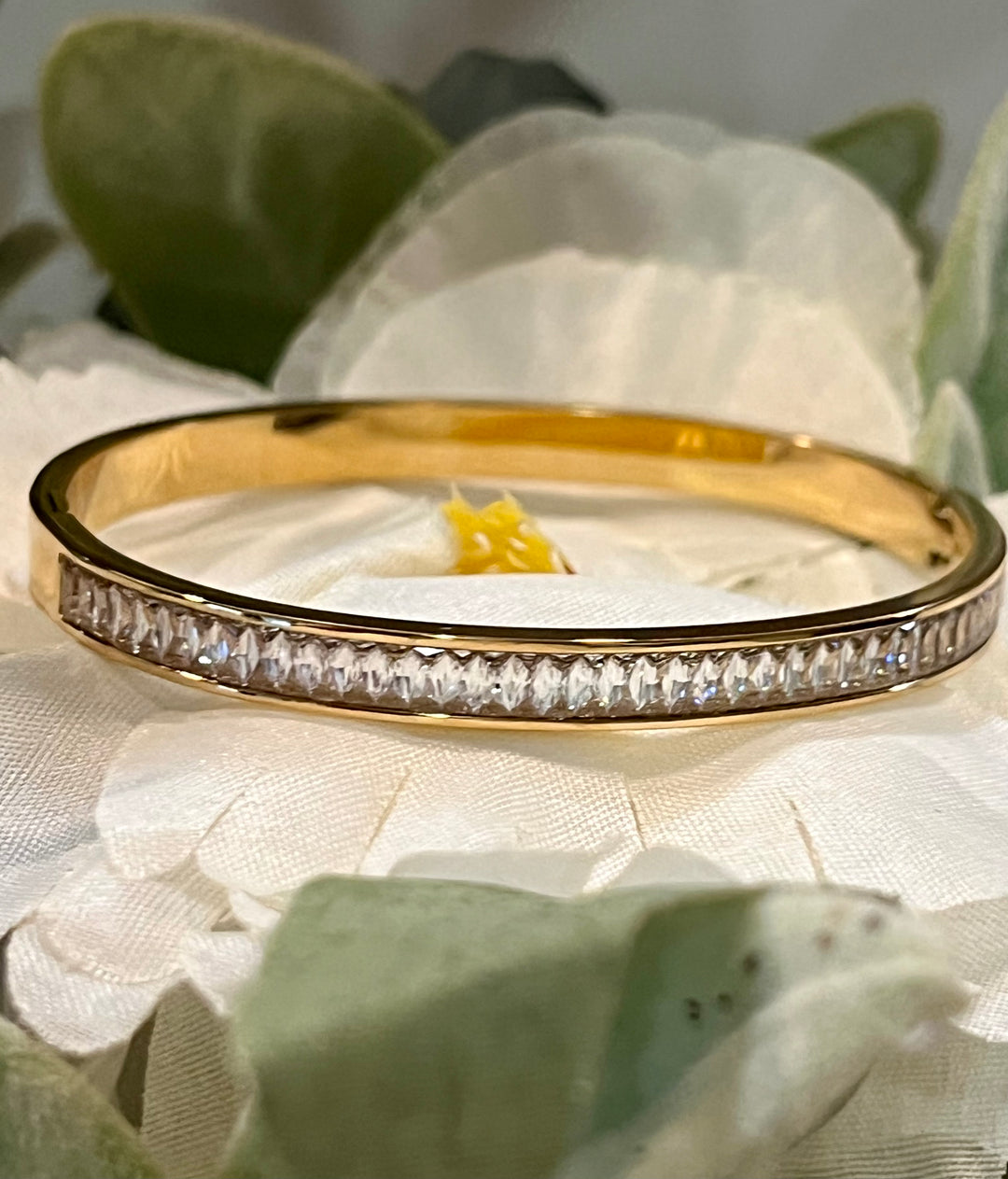Dainty Hinged Bangle with Bagguette Bracelet gold
