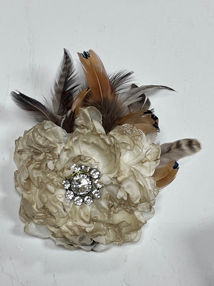 Floral Pin w/Feathers light tan