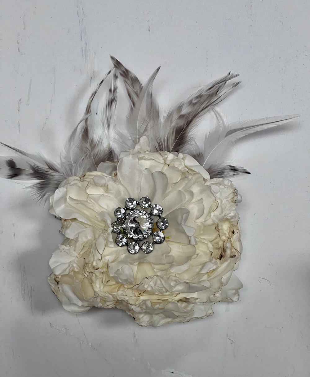 Floral Pin w/Feathers Ivory